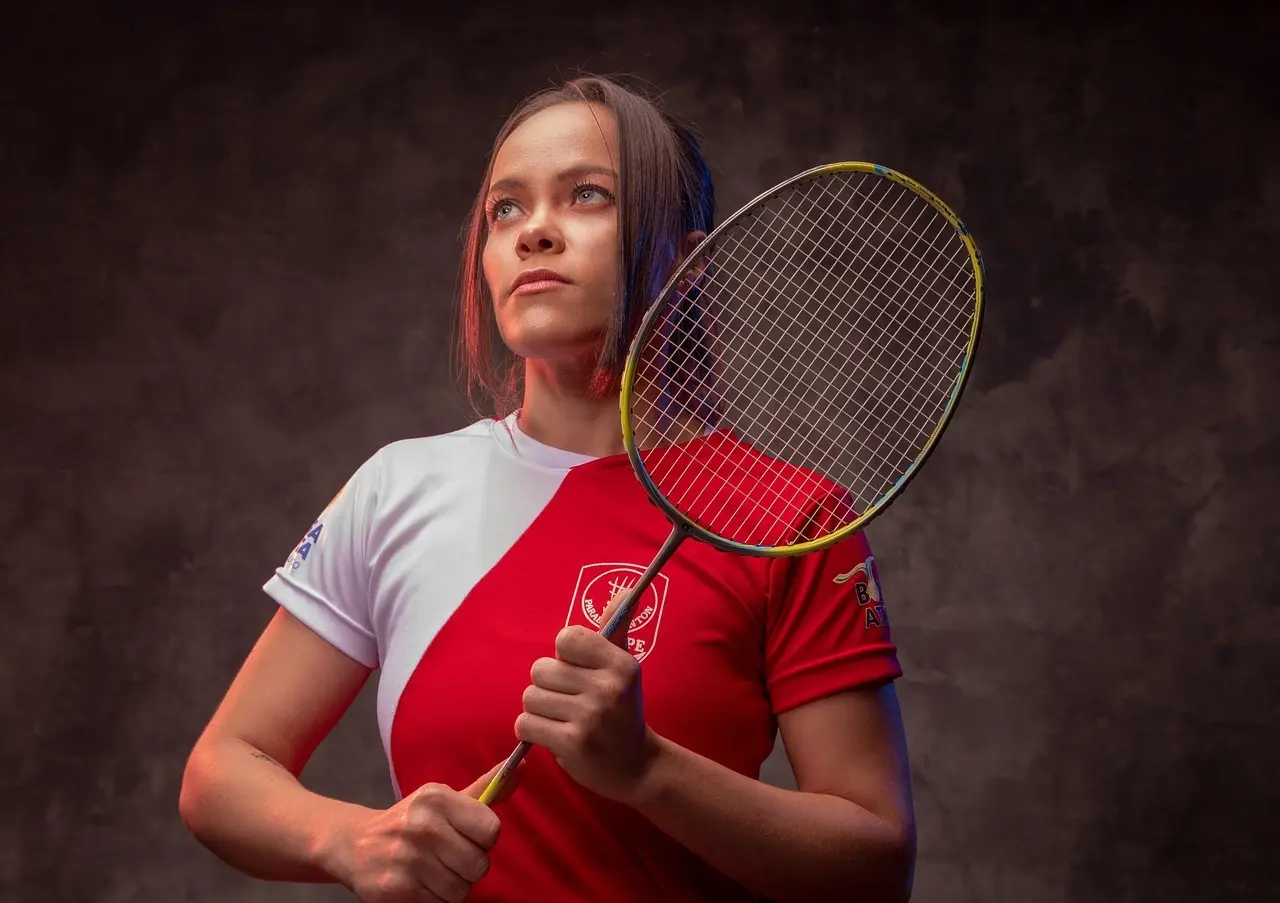 Badmintonspiller klar ved nettet